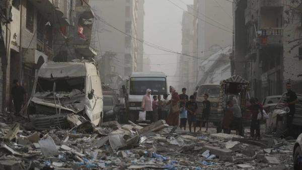 فلسطينيون يستعدون لمغادرة حي الرمال جراء القصف الإسرائيلي على غزة (ا ب)