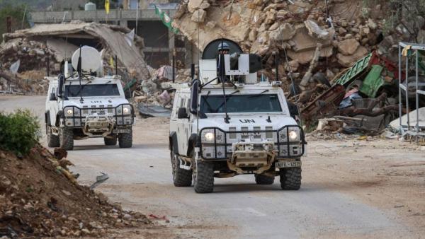 مركبتان لقوة «بونيفيل» خلال جولة في كفركلا بجنوب لبنان(أ.ف.ب) مركبتان لقوة «بونيفيل» خلال جولة في كفركلا بجنوب لبنان(أ.ف.ب)