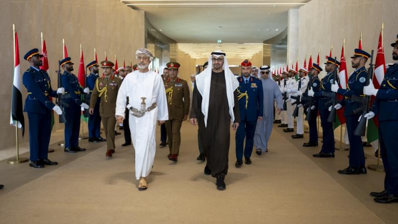 ودعه محمد بن زايد.. سلطان عمان يختتم زيارة دولة إلى الإمارات