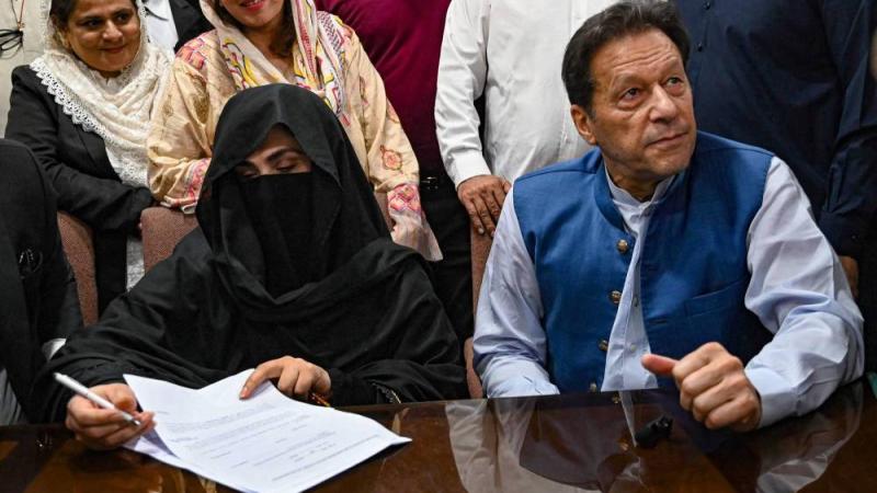 باكستان.. محكمة تأمر زوجة عمران خان بالانتقال  من الإقامة الجبرية إلى السجن