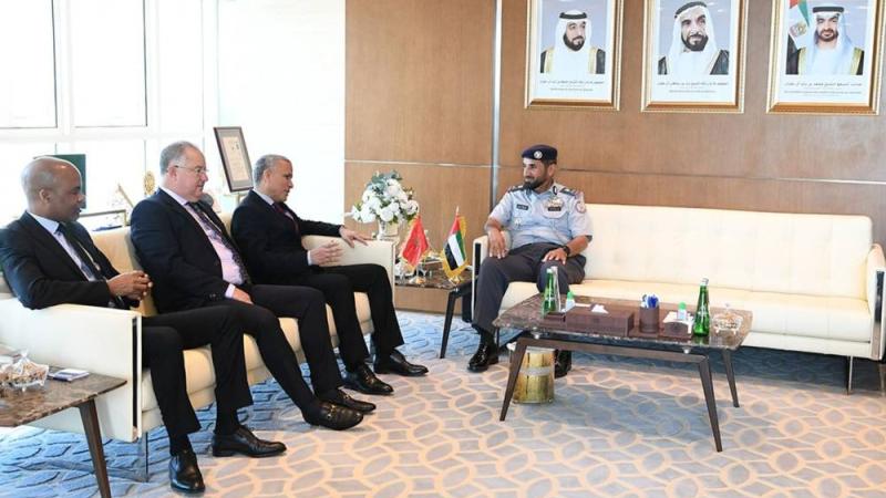 قائد عام شرطة أبوظبي يلتقي وفداً أمنياً مغربياً