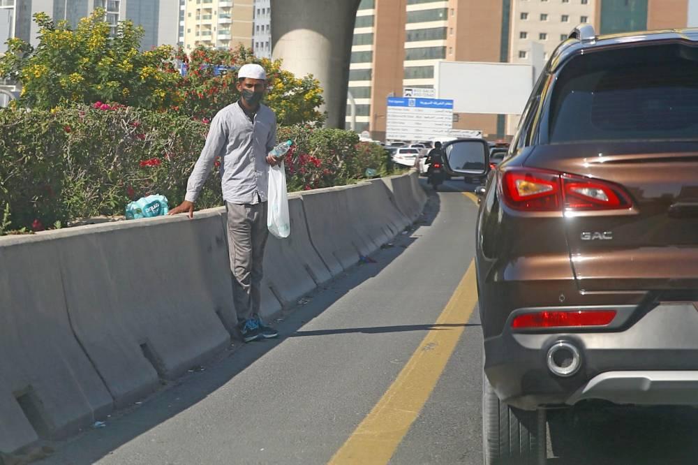 الباعة الجائلون يستعطفون المارة وقائدي السيارات
