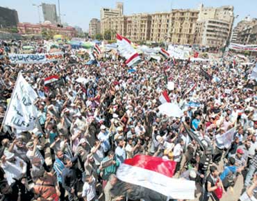 "ميدان التحرير" يطالب بحل "العسكري" واستقالة الحكومة