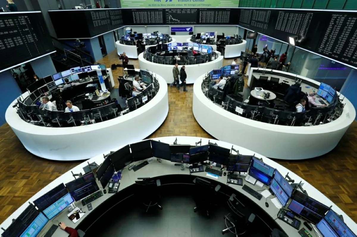 متعاملون في بورصة فرانكفورت (رويترز) 