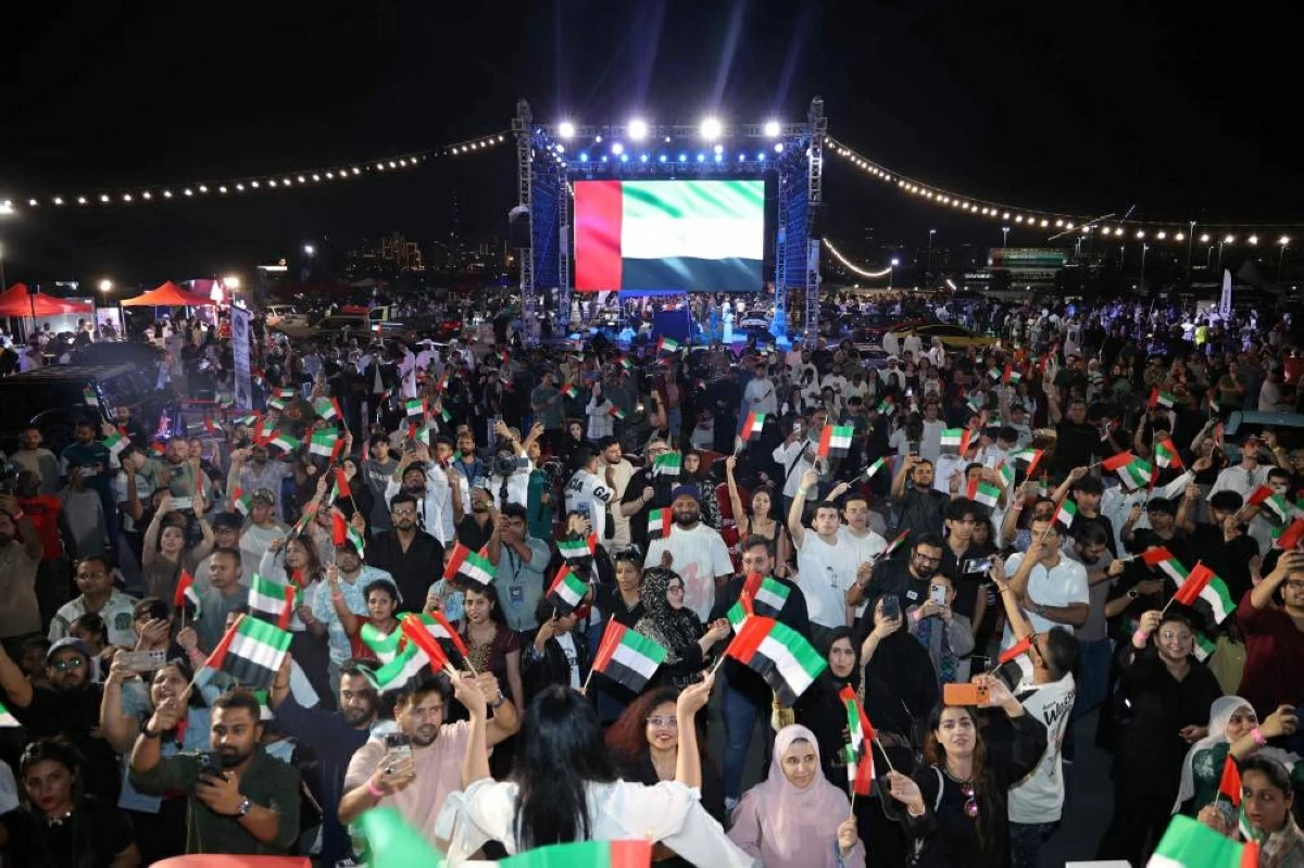 الحضور يرفعون علم الإمارات