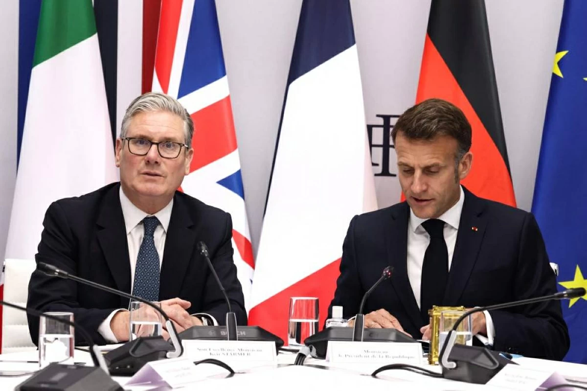 Britain's Prime Minister Keir Starmer (L) and France's President Emmanuel Macron chair an international summit on efforts to reopen the Strait of Hormuz at the Elysee Presidential Palace in Paris on April 17, 2026. French President Emmanuel Macron and UK Prime Minister Keir Starmer chair a meeting of allies to consider sending a multinational force to ensure security and free-flowing trade in the Strait of Hormuz once the current conflict between Iran and the US and Israel ends. Iran imposed the blockade on the critical shipping bottleneck as soon as the US and Israel launched the war against the Islamic republic on February 28, leading to a surge in global energy prices. Even with a shaky ceasefire in place, the US is now imposing its own blockade on Iranian ports. (Photo by Tom Nicholson / POOL / AFP)