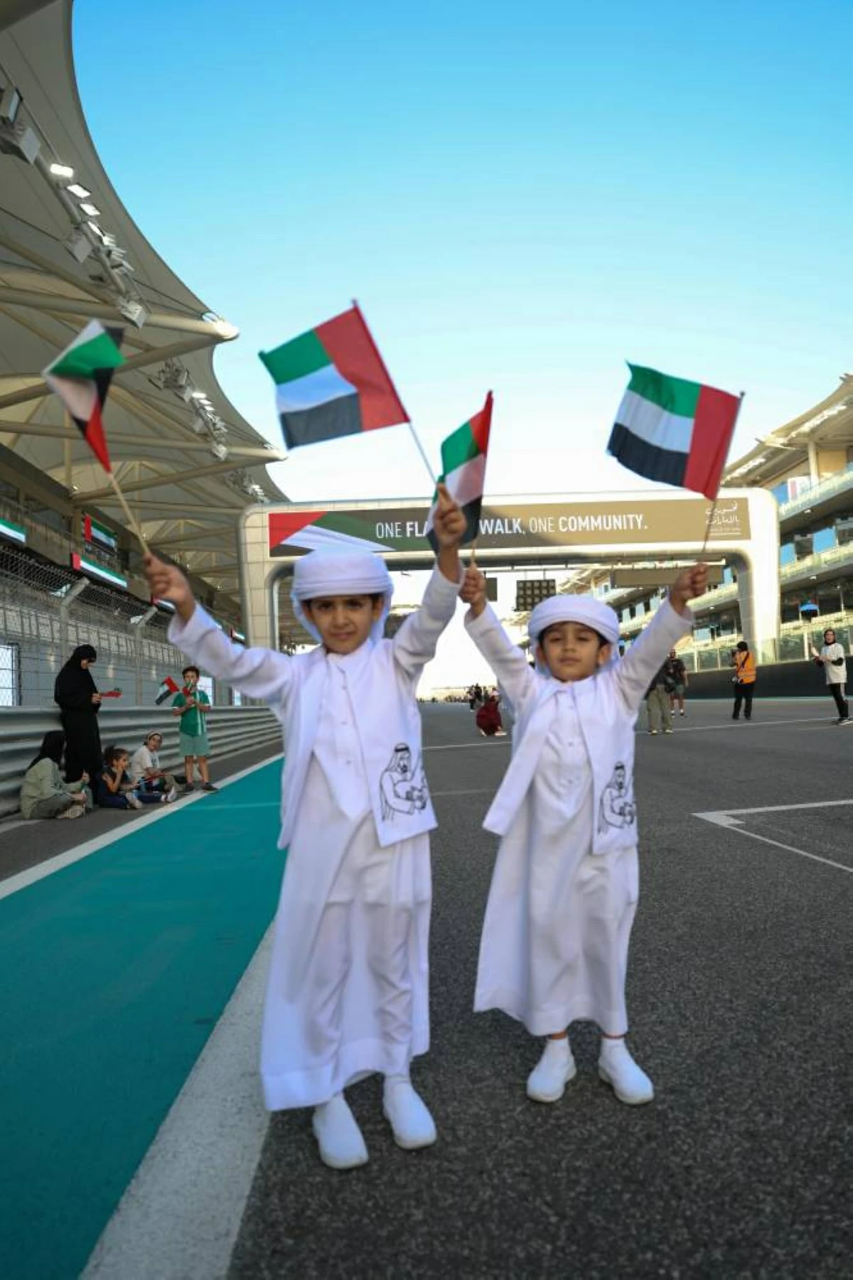 اطفال يرفعون علم الامارات خلال الفعالية
