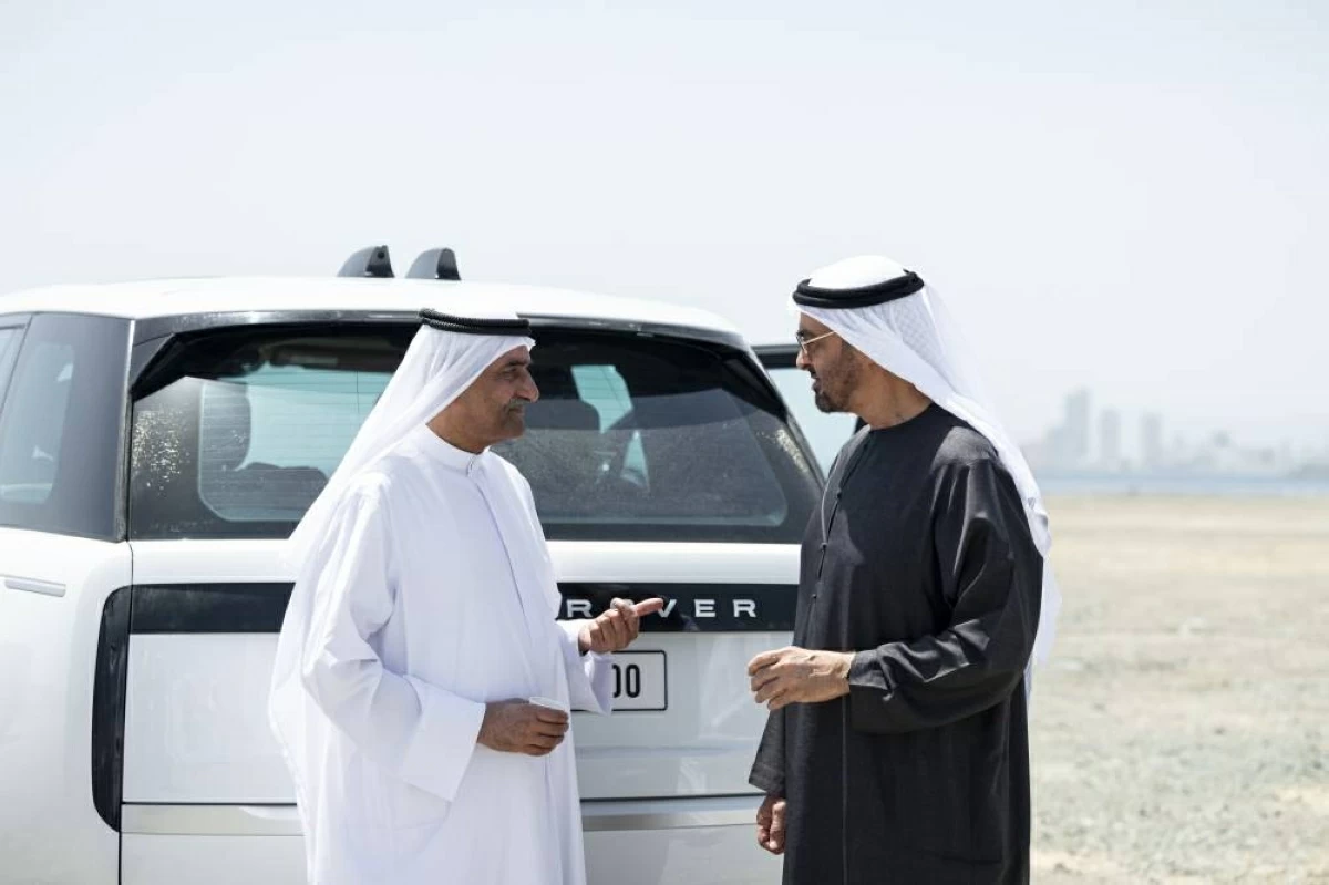 محمد بن زايد في حديث مع الشرقي خلال زيارة ميناء الفجيرة 