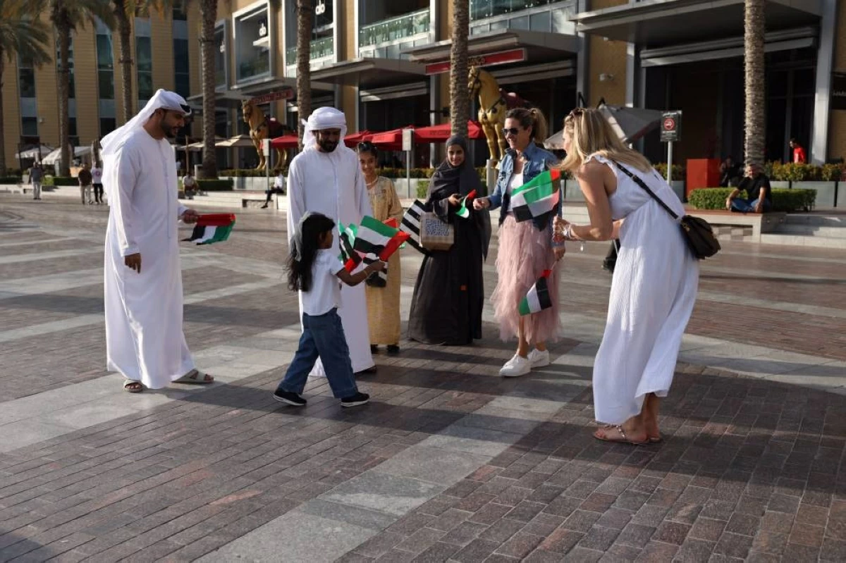 الشرطة السياحية تحتفي بعلم الإمارات مع المواطنين والمقيمين والسياح