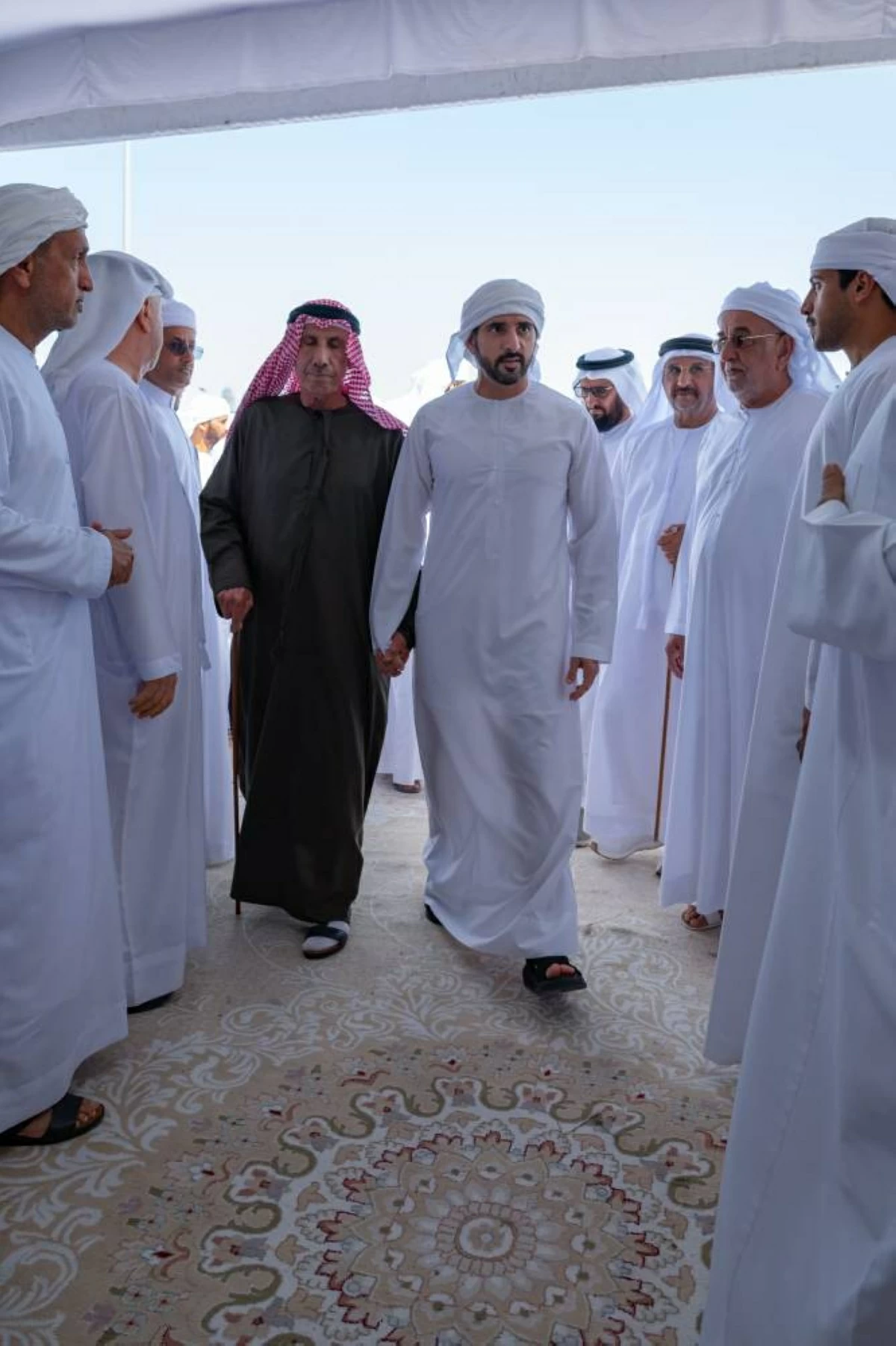 محمد بن راشد يقدم واجب العزاء في وفاة حسين الأحبابي