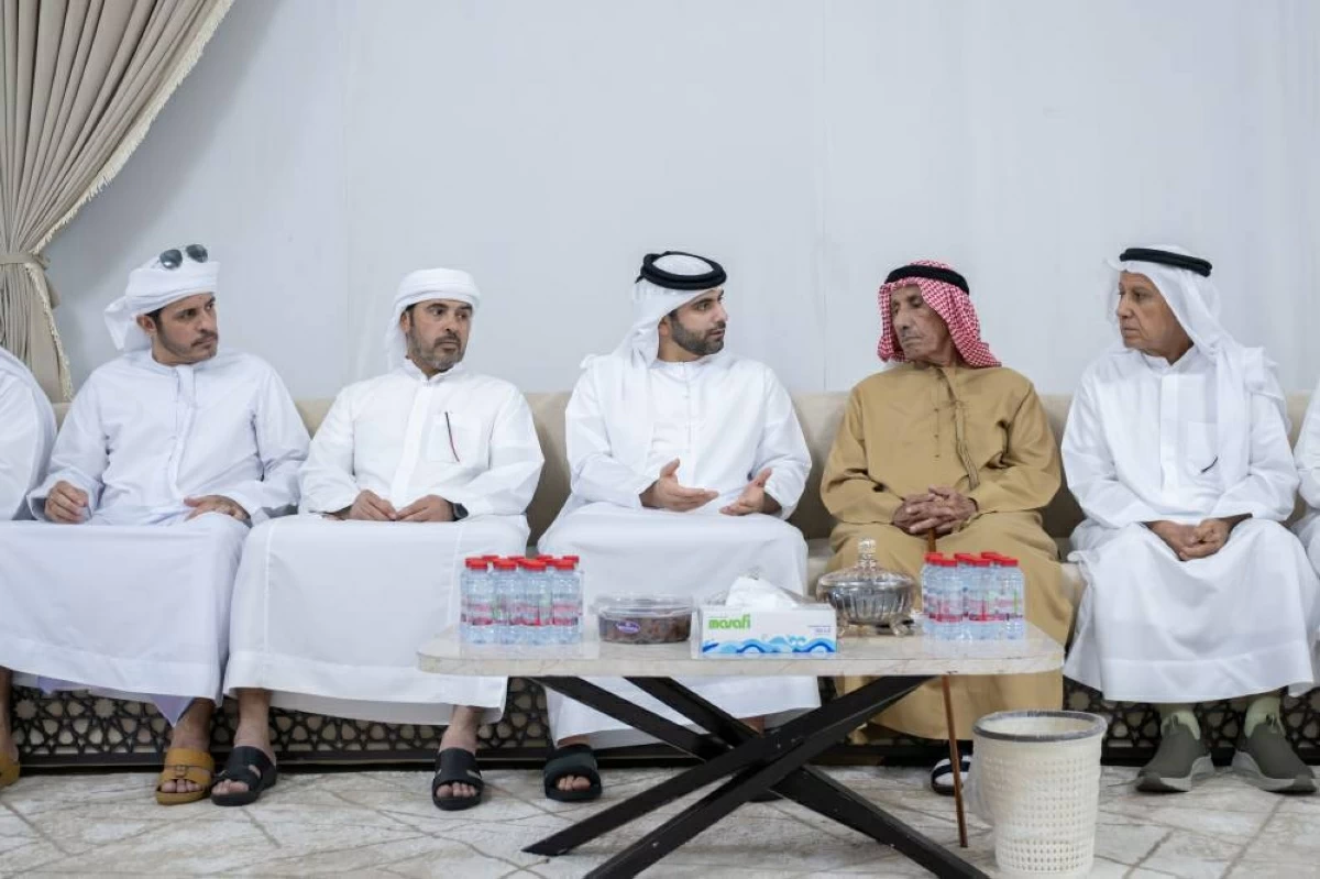 محمد بن راشد يقدم واجب العزاء في وفاة حسين الأحبابي