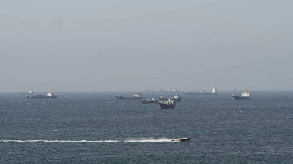 سفن وناقلات نفط في مضيق هرمز قبالة سواحل مسندم بسلطنة عمان (رويترز)