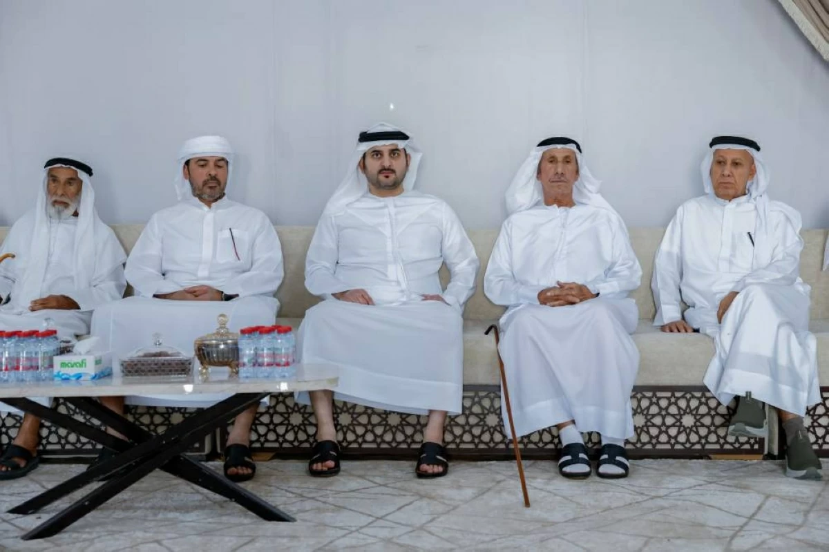 مكتوم بن محمد يعزي في وفاة حسين الأحبابي