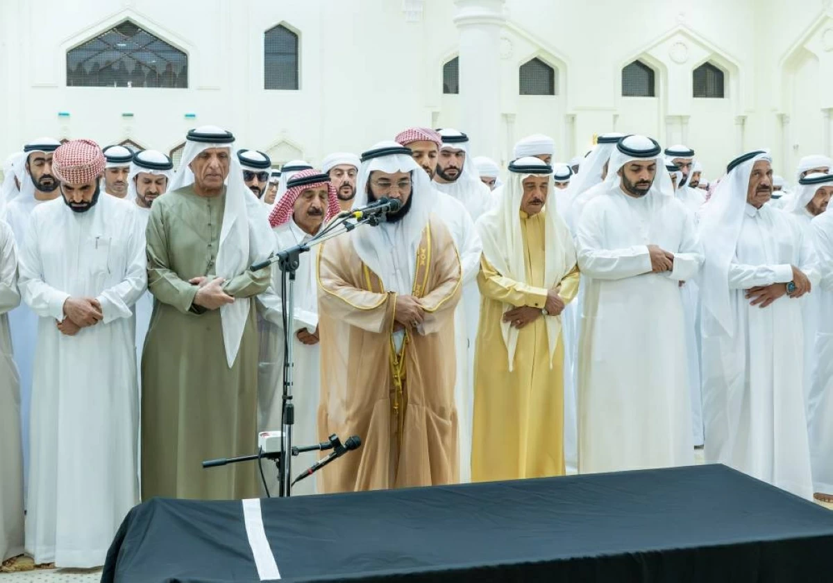 سعود بن صقر يؤدي صلاة الجنازة على جثمان شمسة الكتبي