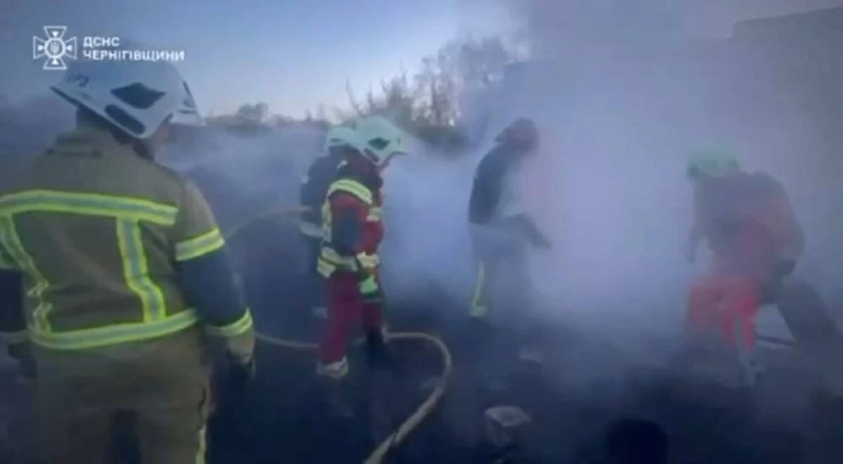 إخماد حريق في موقع في تشيرنيغيف الاوكرانية عقب هجوم روسي(رويترز)
