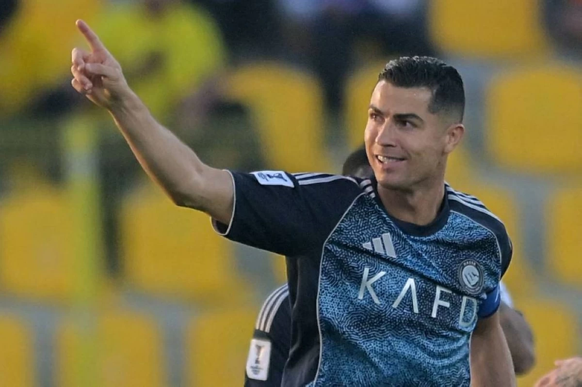 رونالدو يحتفل بهدفه الـ970