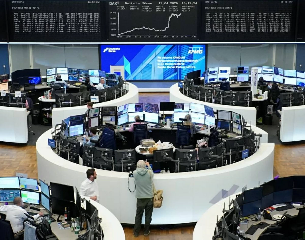 متعاملون في بورصة فرانكفورت (رويترز)