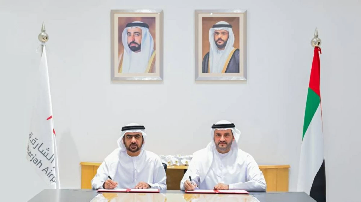 علي سالم المدفع ومحمد الكويتي خلال توقيع الاتفاقية 