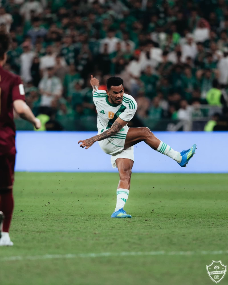 جالينو يسدد