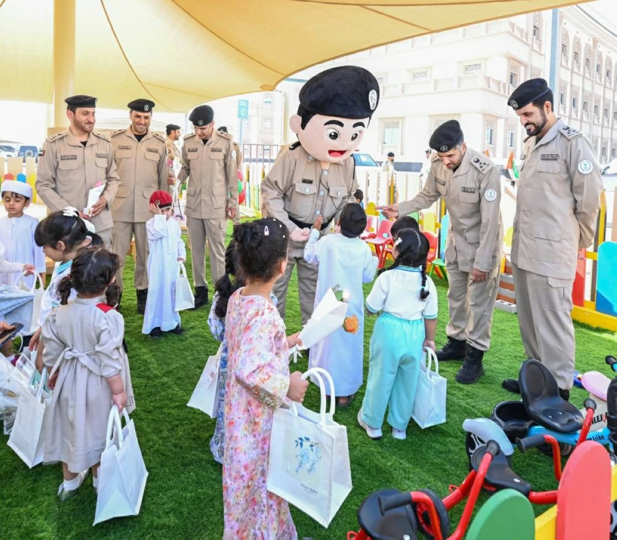 إدارات الشرطة تؤمن الحركة المرورية قرب المدارس في الدولة