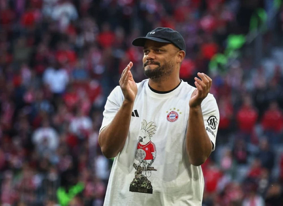 كومباني يحتفل بلقب البوندسليغا 