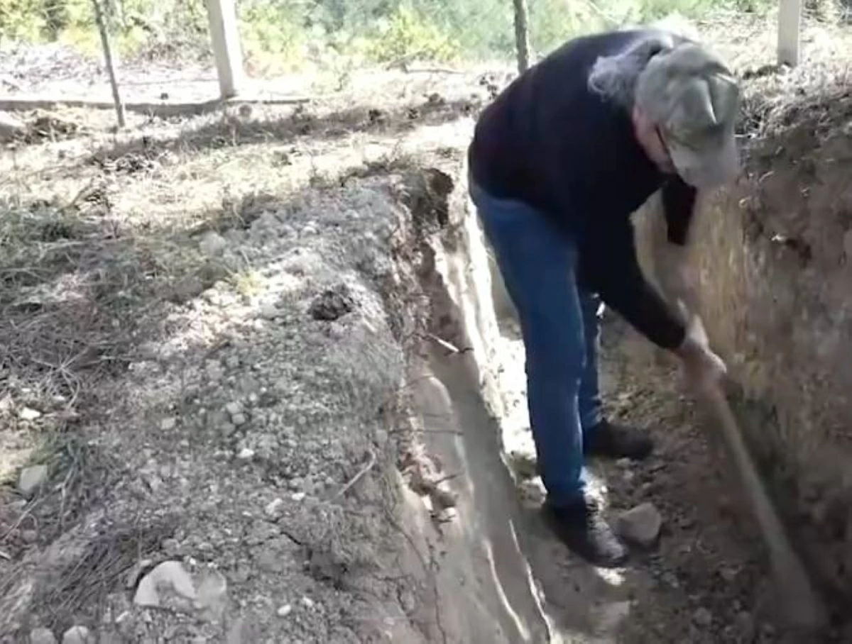 معراج إرول وهو يحفر قبره