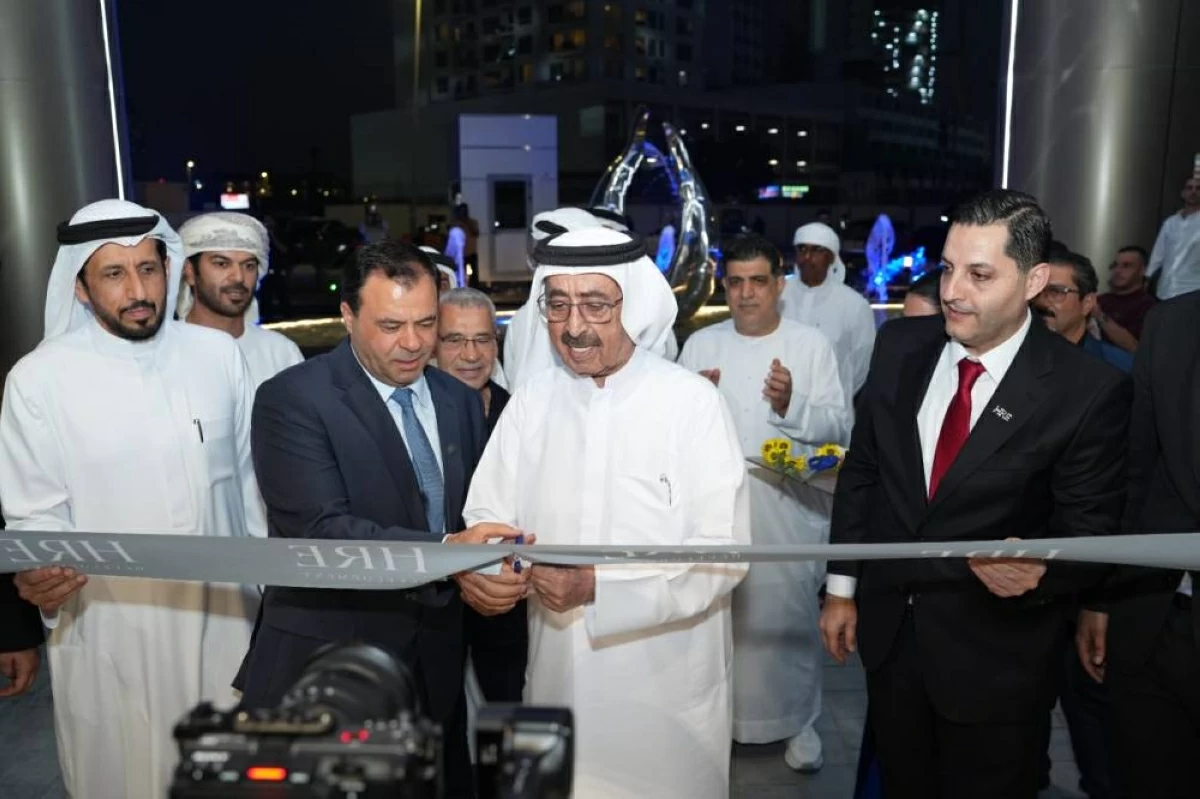 حشر بن مكتوم خلال تسليم المشروع في دبي