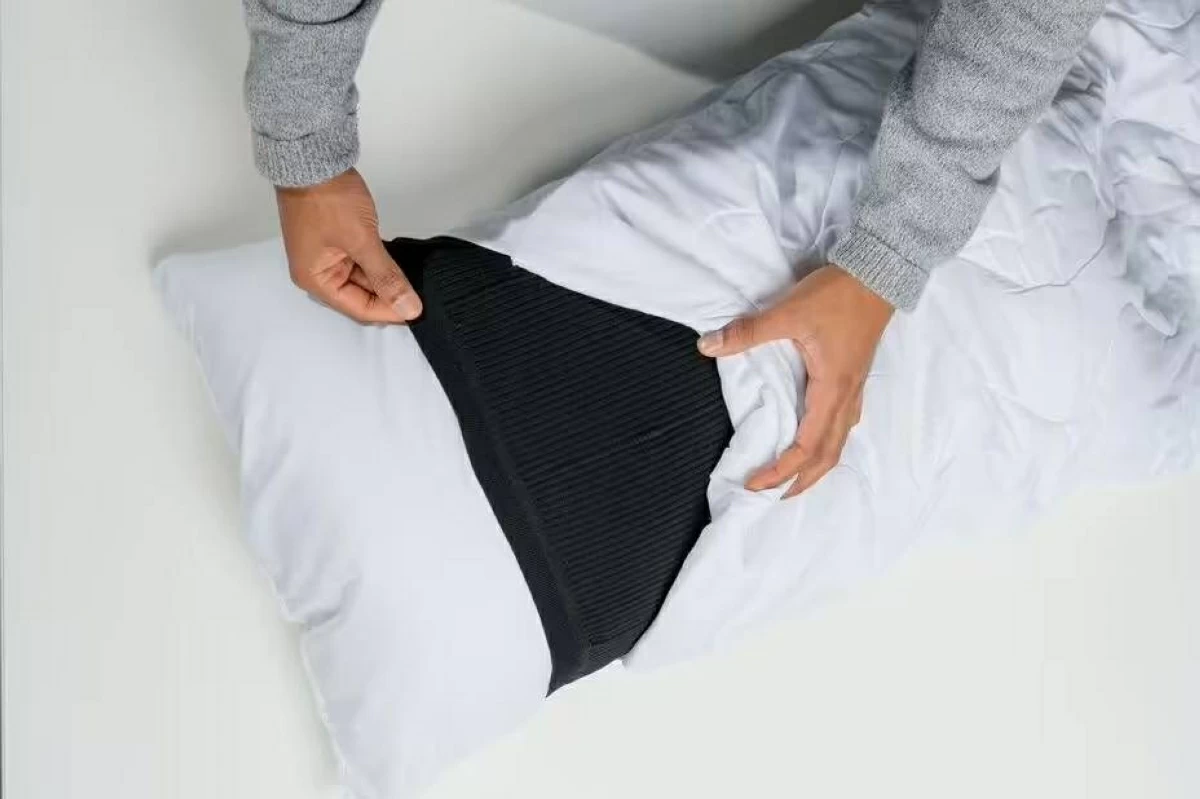 يثبت الغطاء فوق الوسادة وتحت الغطاء التقليدي 