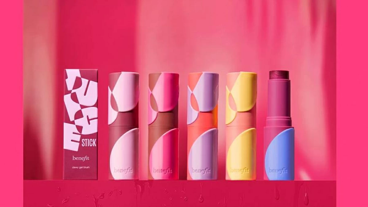 Benefit Cosmetics.. تكشف عن «Juice Stick» و «Play Daze» لتوهّج يلفت الأنظار