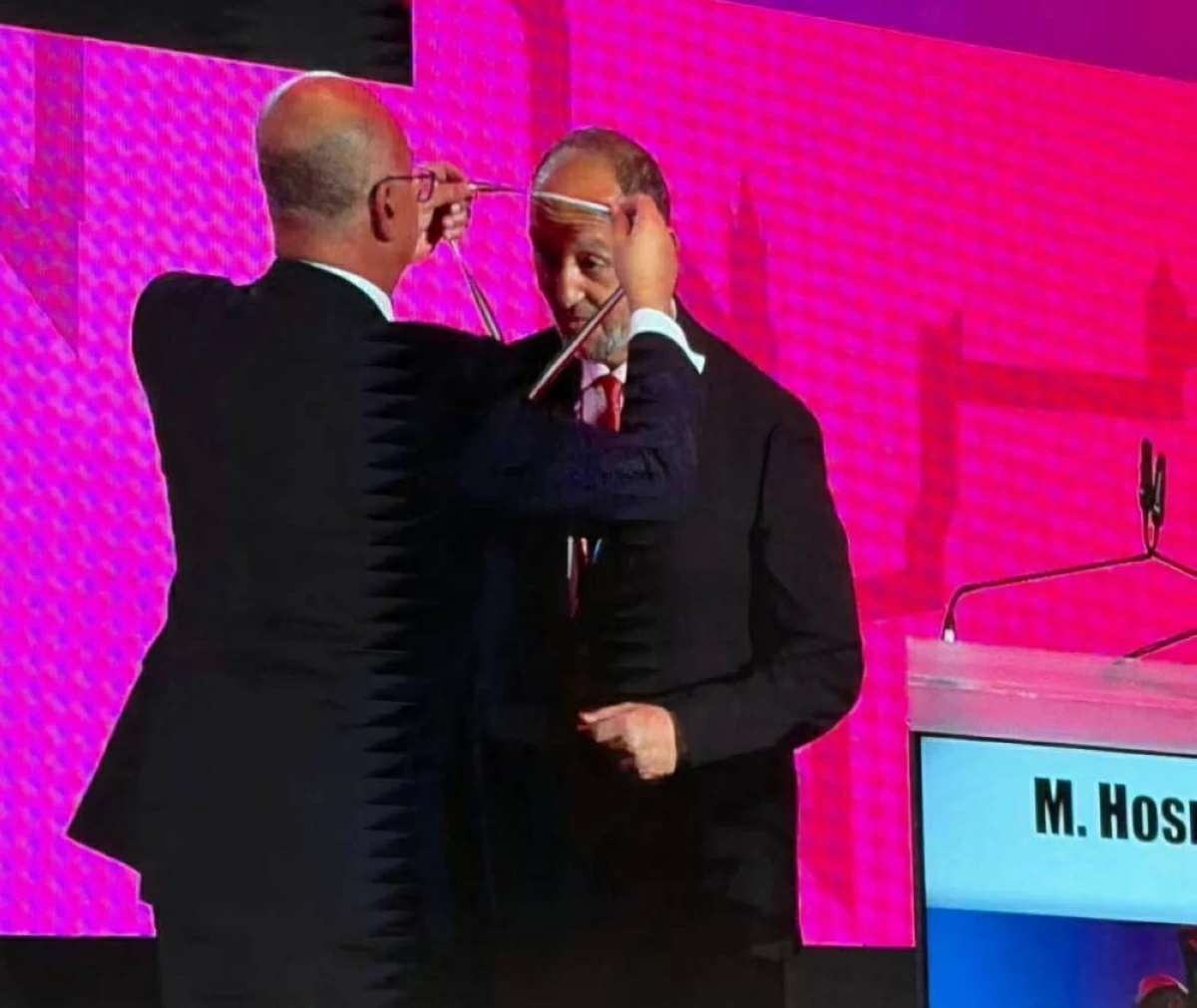 تكريم جراح عيون مصري بميدالية «بيترو برنيني»