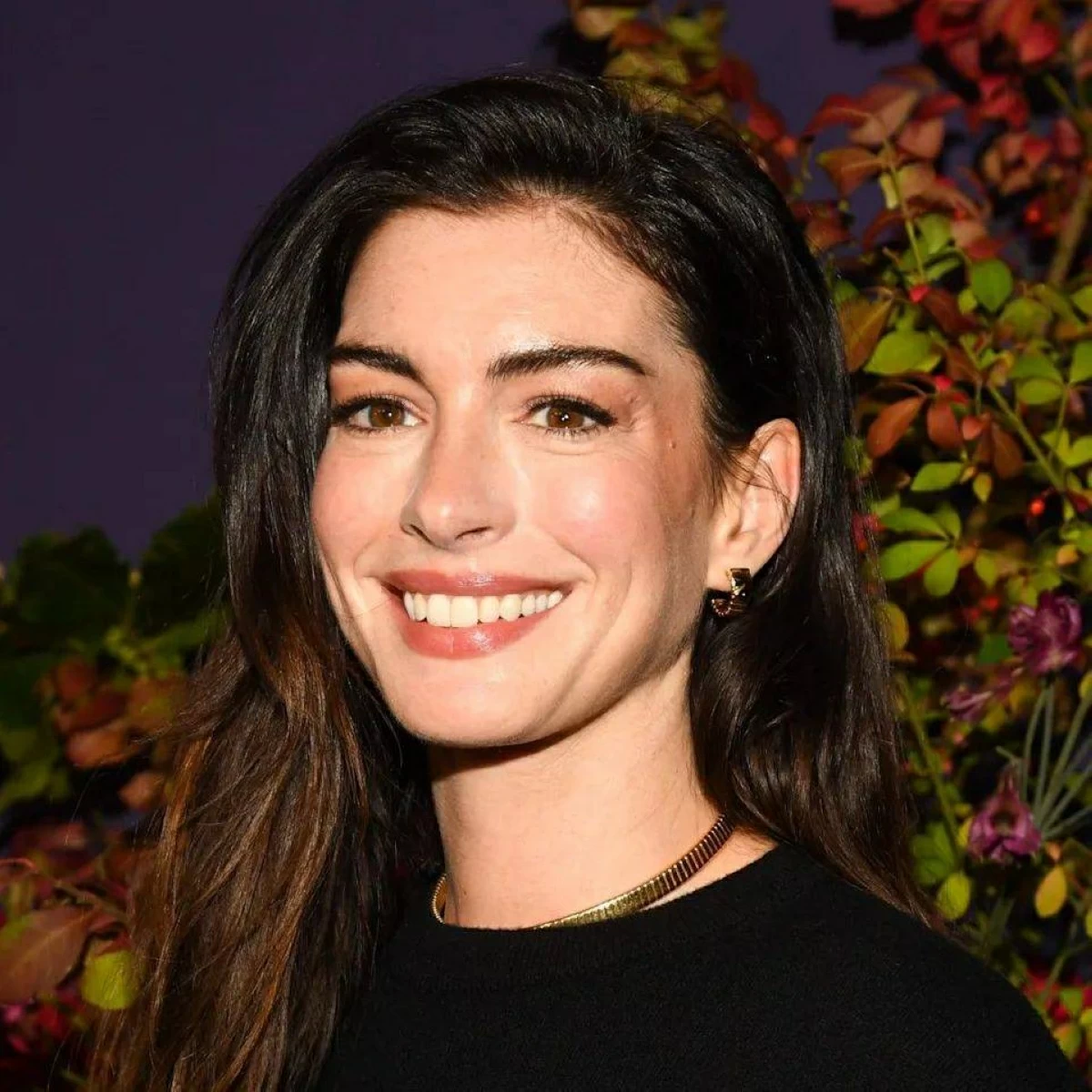 «إن شاء الله» تخطف الأضواء.. آن هاثاواي تثير تفاعلاً واسعاً خلال الترويج لفيلمها الجديد