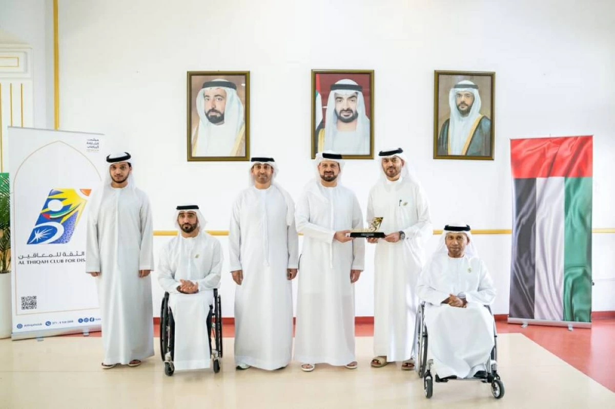 خالد بن حميد يتلقى درعاً تذكارية من خالد المدفع خلال زيارة نادي الثقة للمعاقين