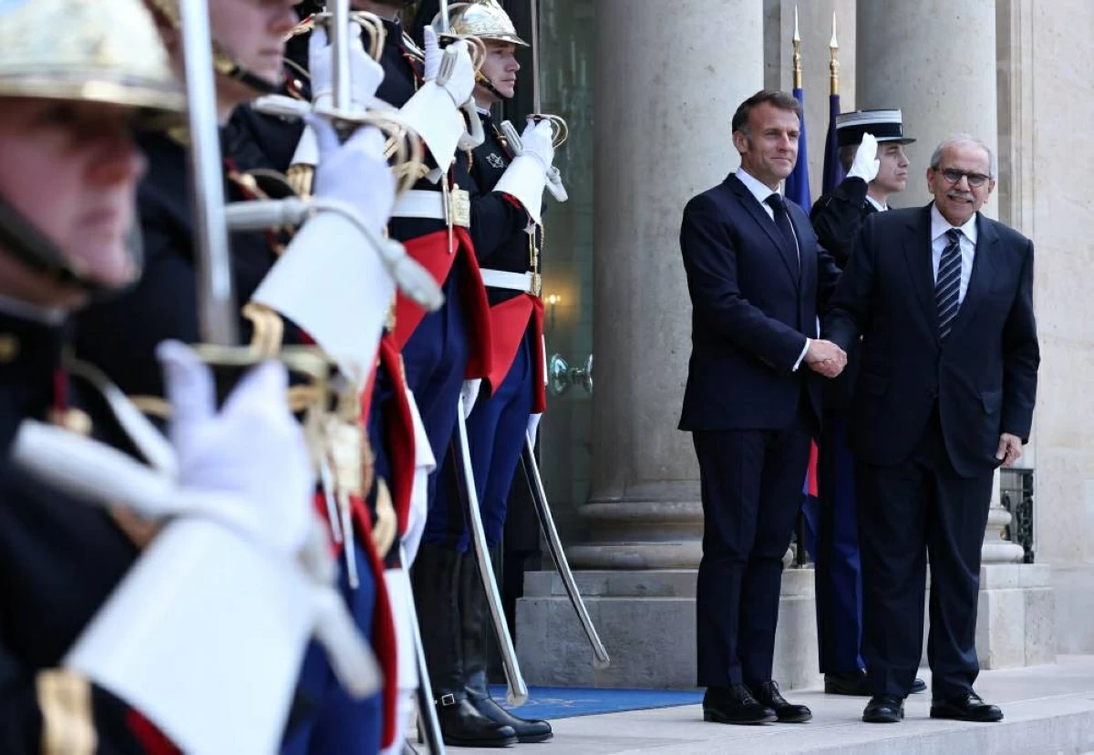 (رويترز) ماكرون يصافح سلام لدى وصوله إلى قصر الإليزيه في باريس 