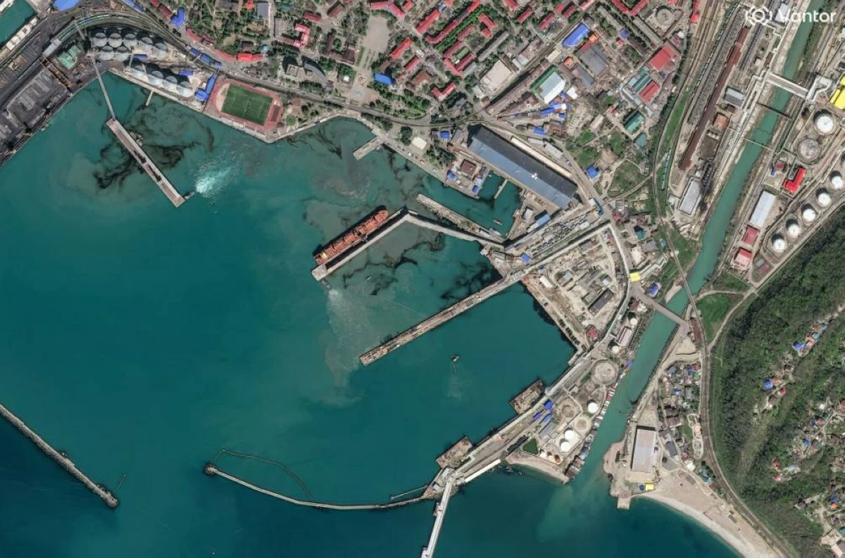 صورة التقطها قمر صناعي تُظهر بقعة نفطية في البحر الأسود في توابسي، بإقليم كراسنودار، روسيا، بتاريخ 17 أبريل/نيسان 2026. رويترز