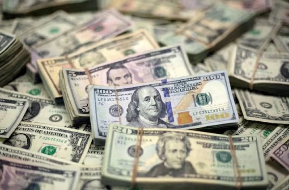 أمريكا توقف شحنات الدولار للعراق للضغط لتفكيك جماعات مسلحة