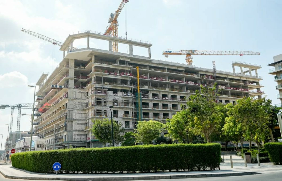 «عزيزي» تنجز 43% من أعمال البناء في «واحة الشاطئ 2»