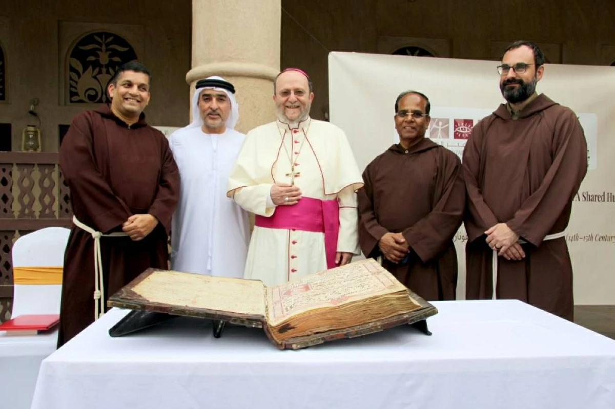 باولو مارتينيلي مع المخطوط