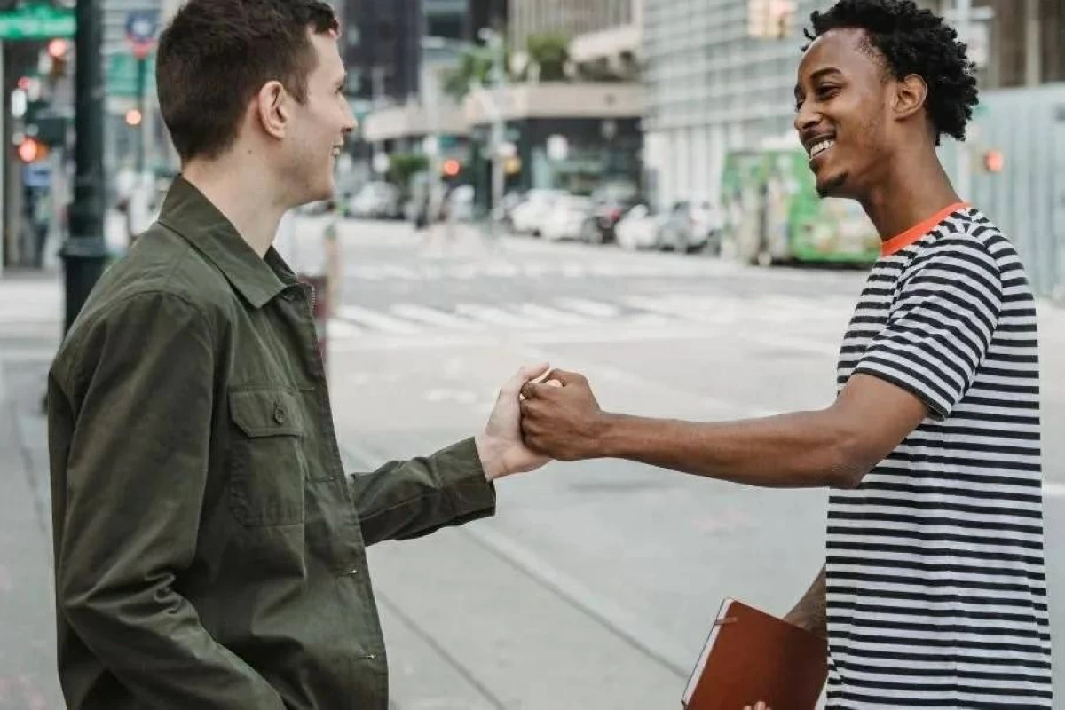 «جيل زد» يبتعد عن المصافحة والتواصل المباشر