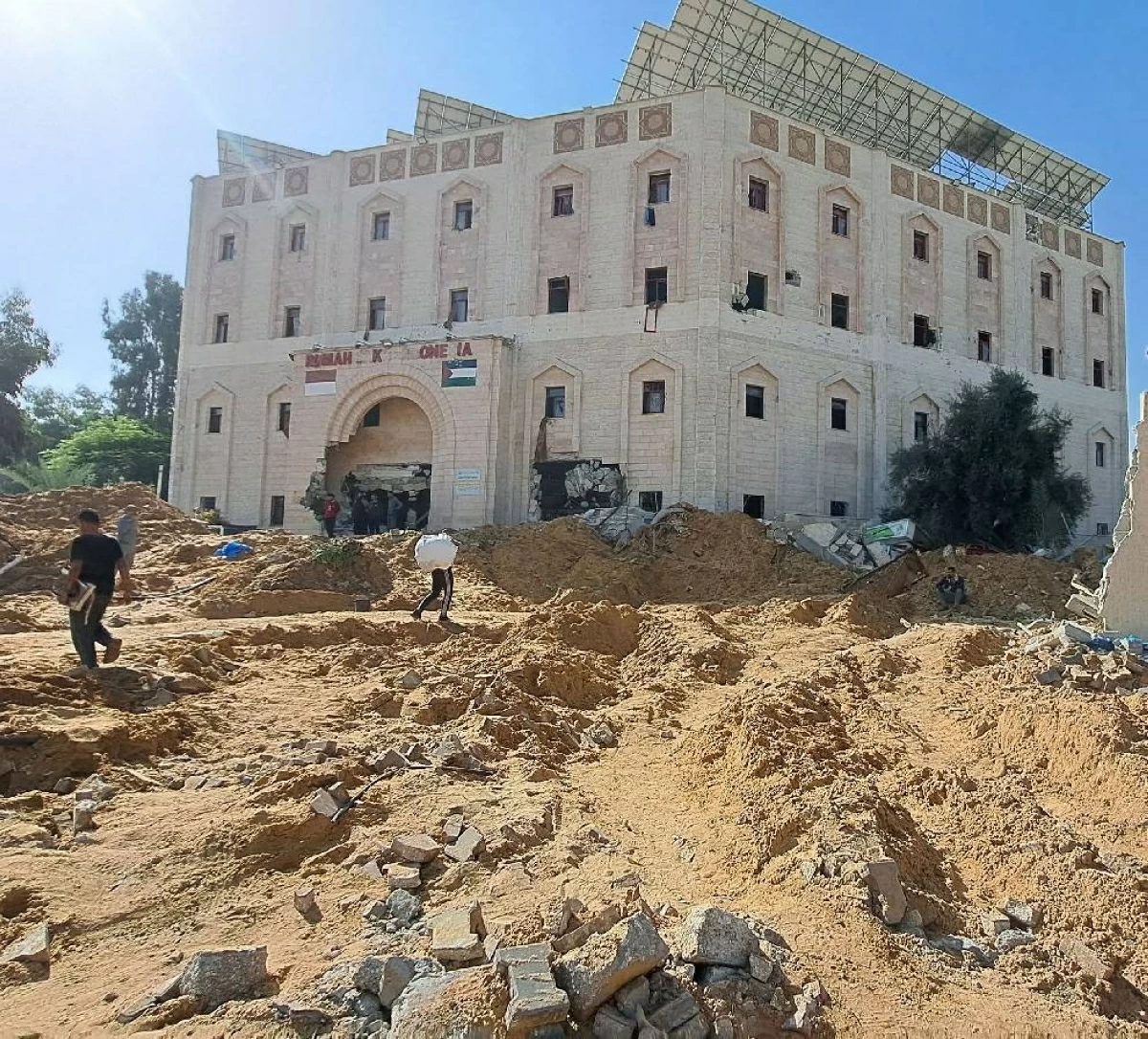 إندونيسيا غاضبة بسبب لافتة إسرائيلية فوق أنقاض مستشفاها في غزة