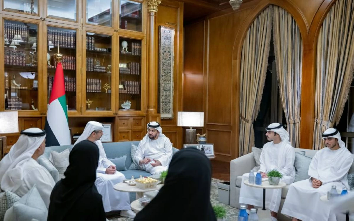 حمدان بن زايد يطلع على مستجدات تطوير البنية التحتية البحرية في الظفرة