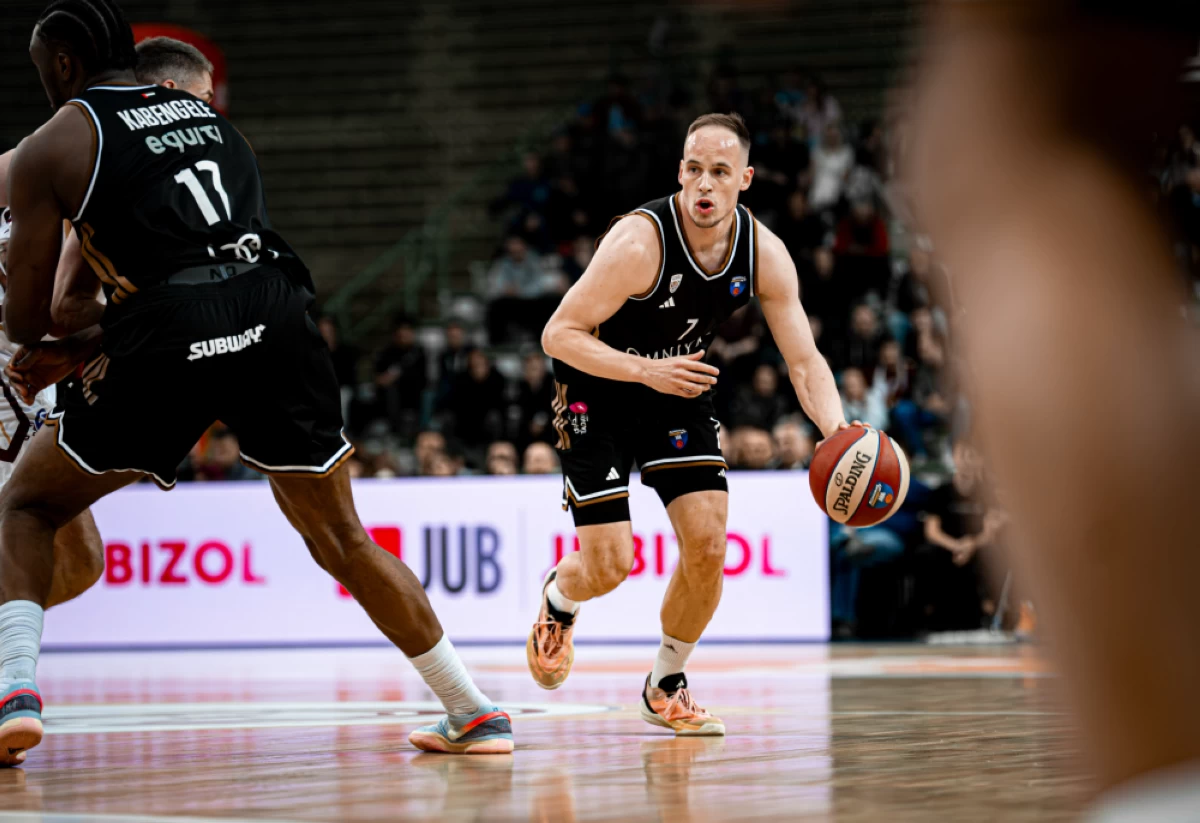 لاعب من فريق دبي يتقدم بالكرة