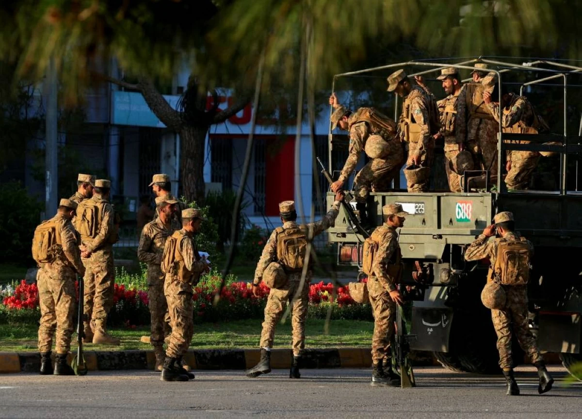 جنود باكستانيون يصلون الى مركز تشوك وسط إسلام أباد لتامين المكان(رويترز)