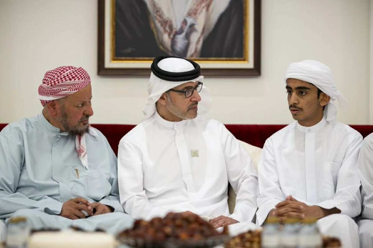 هزاع بن زايد يُعزّي في وفاة حارب العميمي وحمد المحرمي