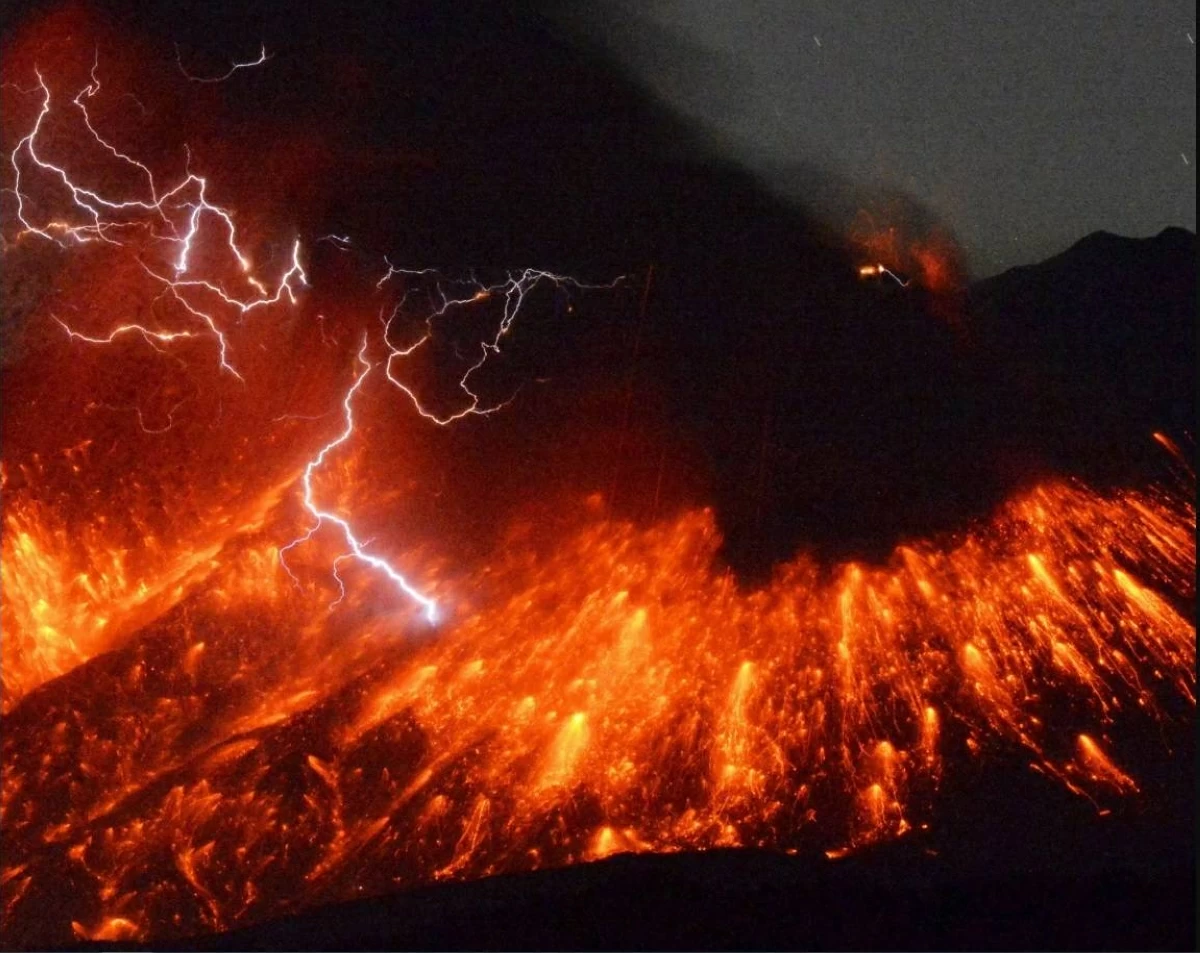 تغلف طبقة رقيقة من الجزيئات الغنية بالكربون حبيبات الرماد، تلعب دوراً حاسماً في توليد الشحنات