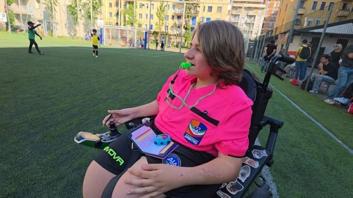 ميكيلي كروتشي.. إيطالي شاب يدير مباراة كرة قدم من على كرسي متحرك