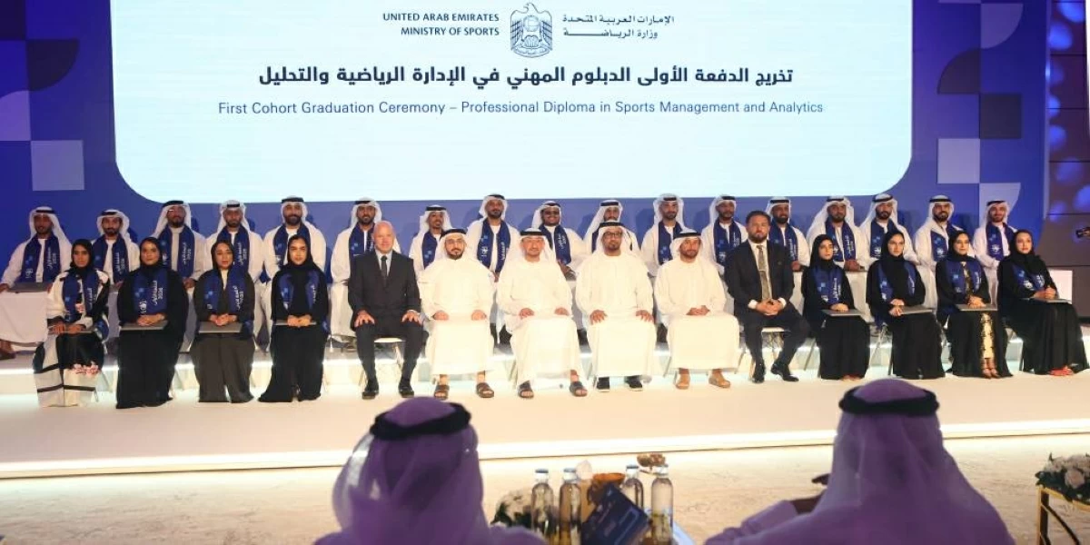 غانم الهاجري وسهيل بن بطي مع الخريجين ( تصوير: محمد الطاهر)