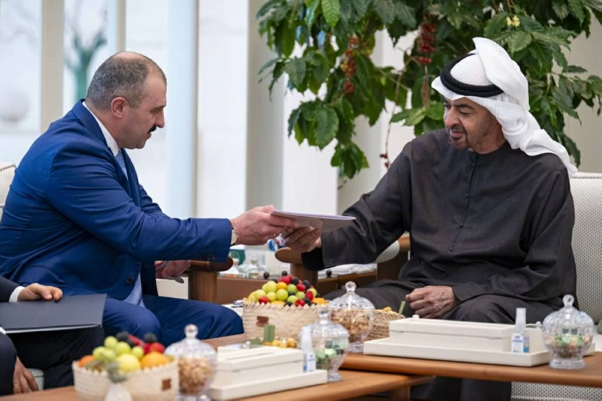 محمد بن زايد يتلقى رسالة خطية من رئيس بيلاروسيا سلمها المبعوث الخاص