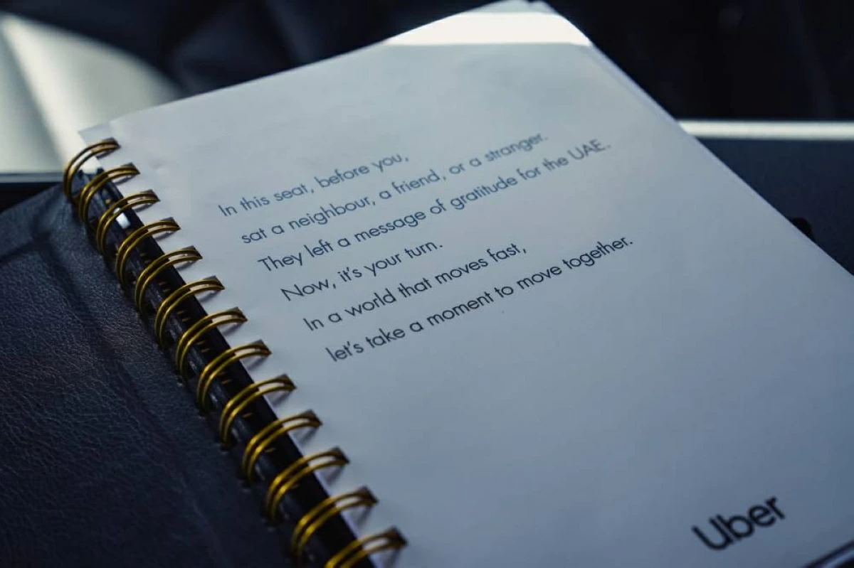 ركاب «أوبر» يتضامنون مع الإمارات بـ «دفاتر رسائل»