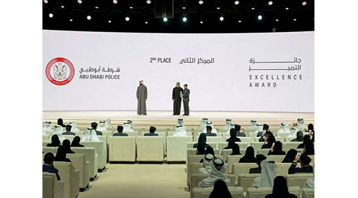 خالد بن محمد بن زايد يكرم شرطة أبوظبي في جائزة «الأداء الحكومي المتميز»