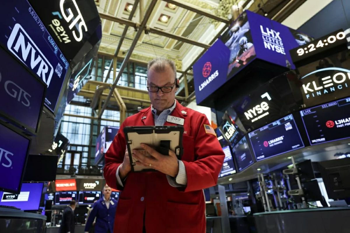 متعاملون في بورصة نيويورك (رويترز)